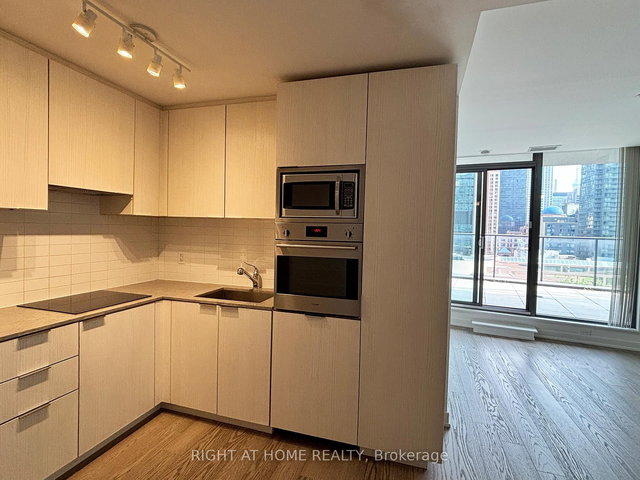 606 - 11 Wellesley Street W