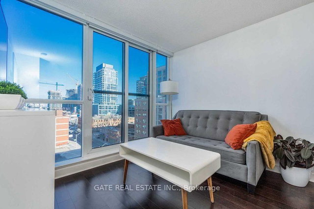 801 - 320 Richmond Street E