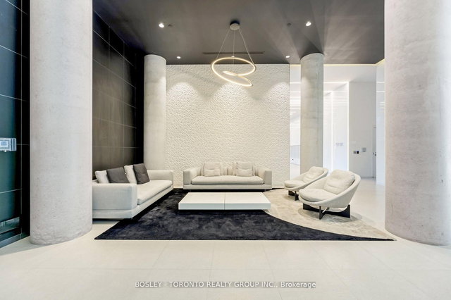 719 - 158 Front Street E