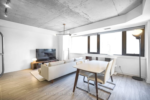 302 - 400 Wellington Street W