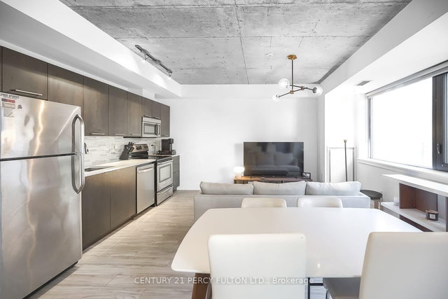 302 - 400 Wellington Street W