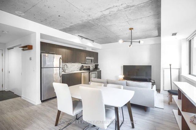 302 - 400 Wellington Street W