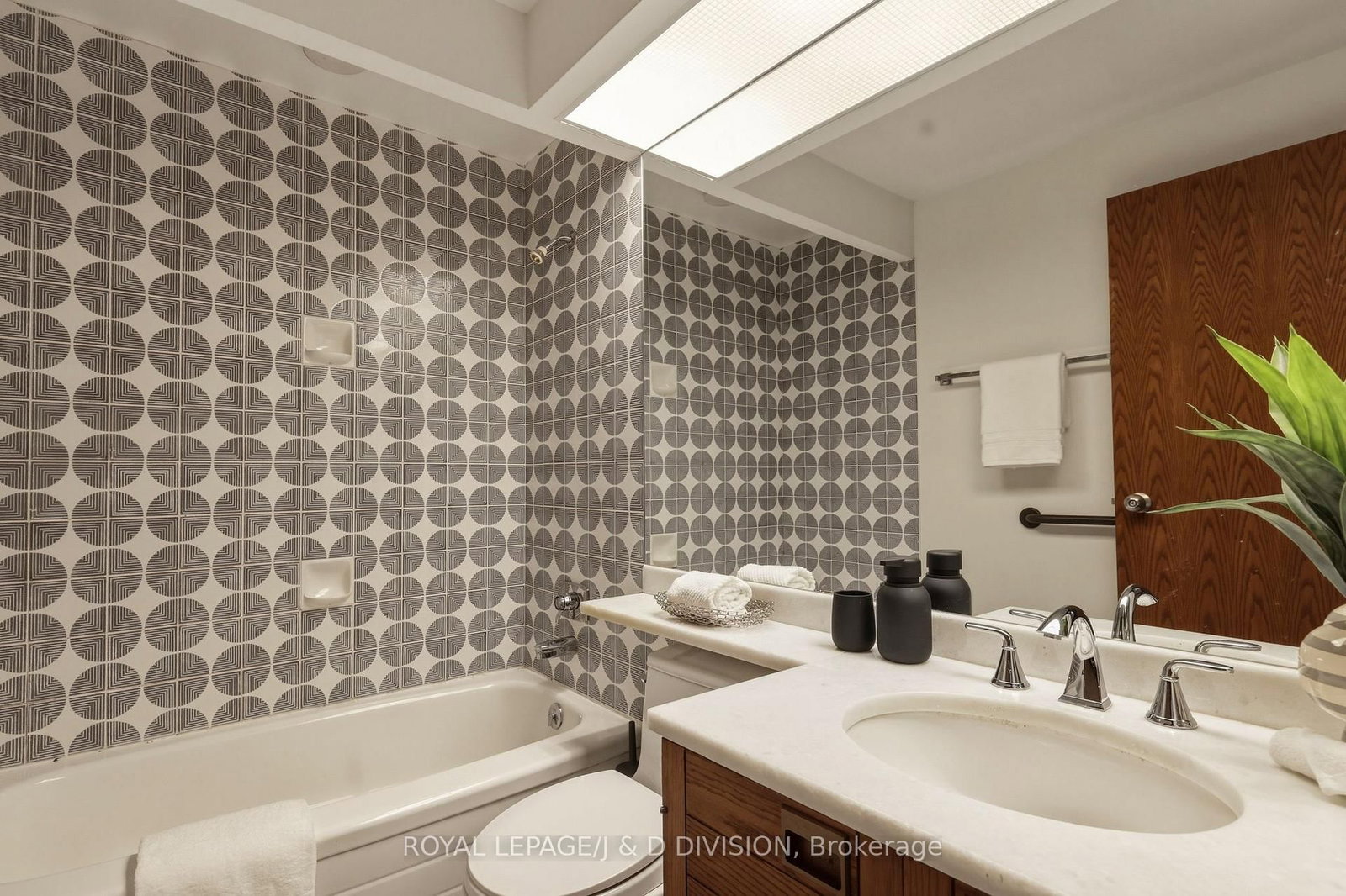 150 Heath Street W, Unit 203 - Photo 18