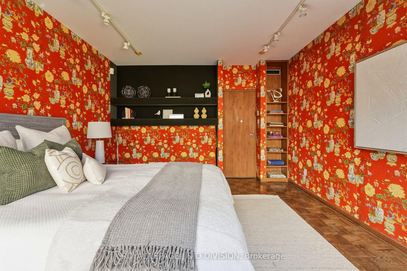 150 Heath Street W, Unit 203 - Photo 31