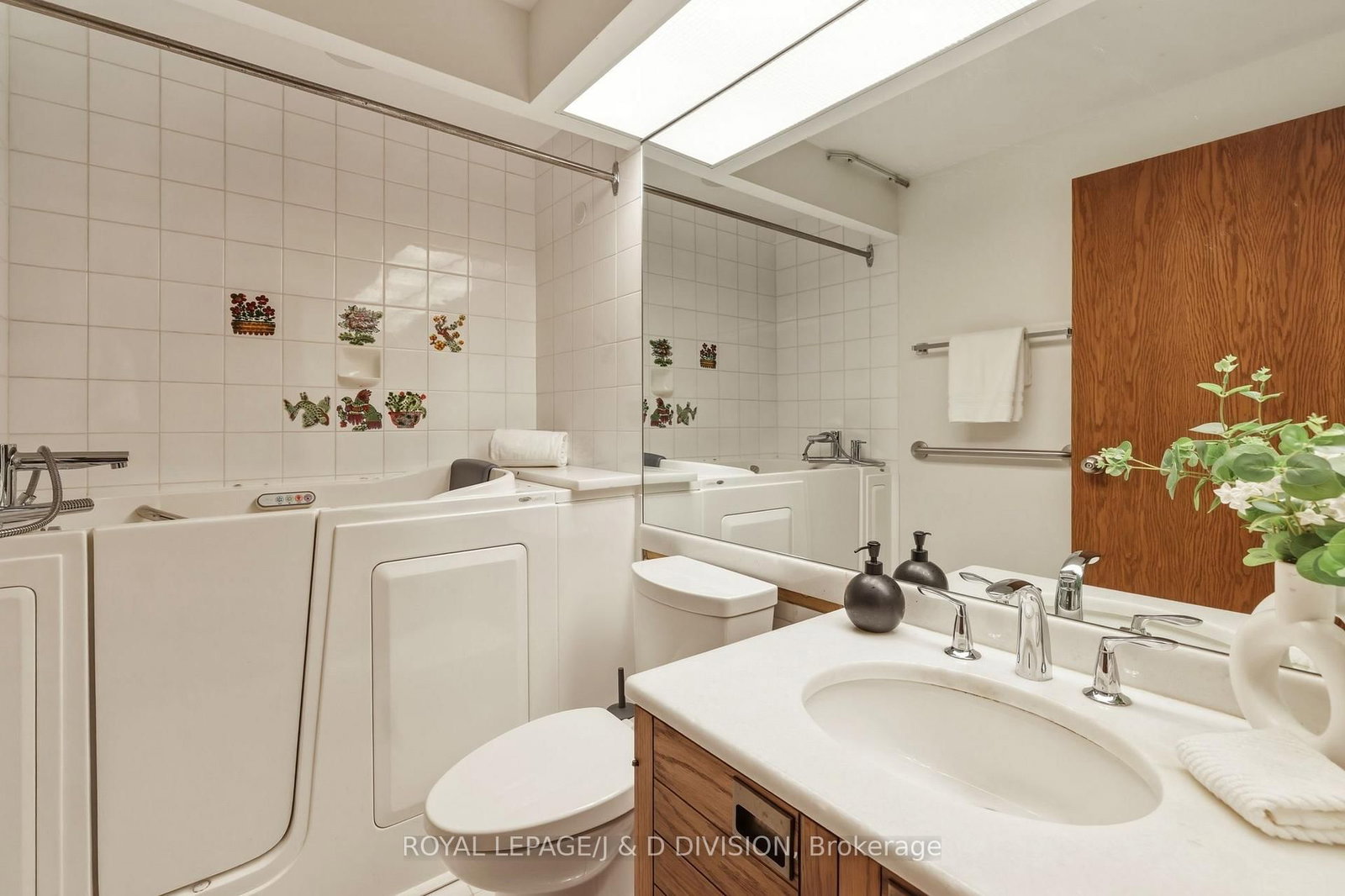 150 Heath Street W, Unit 203 - Photo 32