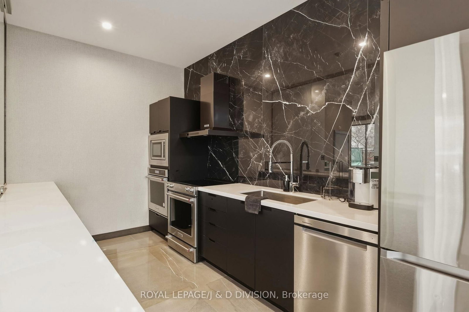 150 Heath Street W, Unit 203 - Photo 40