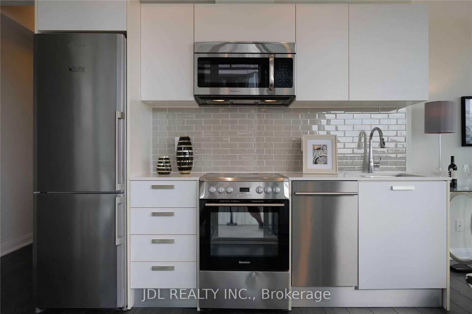 42 Charles Street E, Unit 2002 - Photo 9