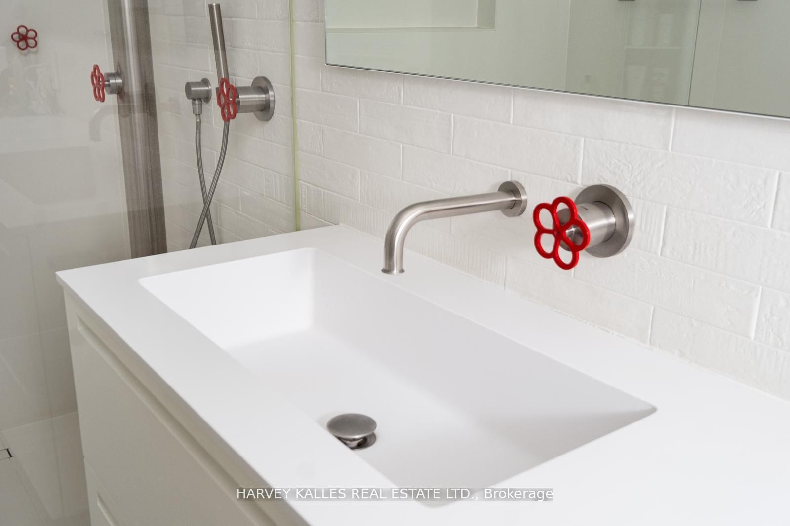 12 Macpherson Avenue, Unit 3 - Photo 16