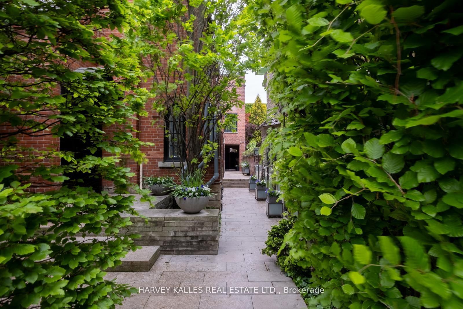 12 Macpherson Avenue, Unit 3 - Photo 3