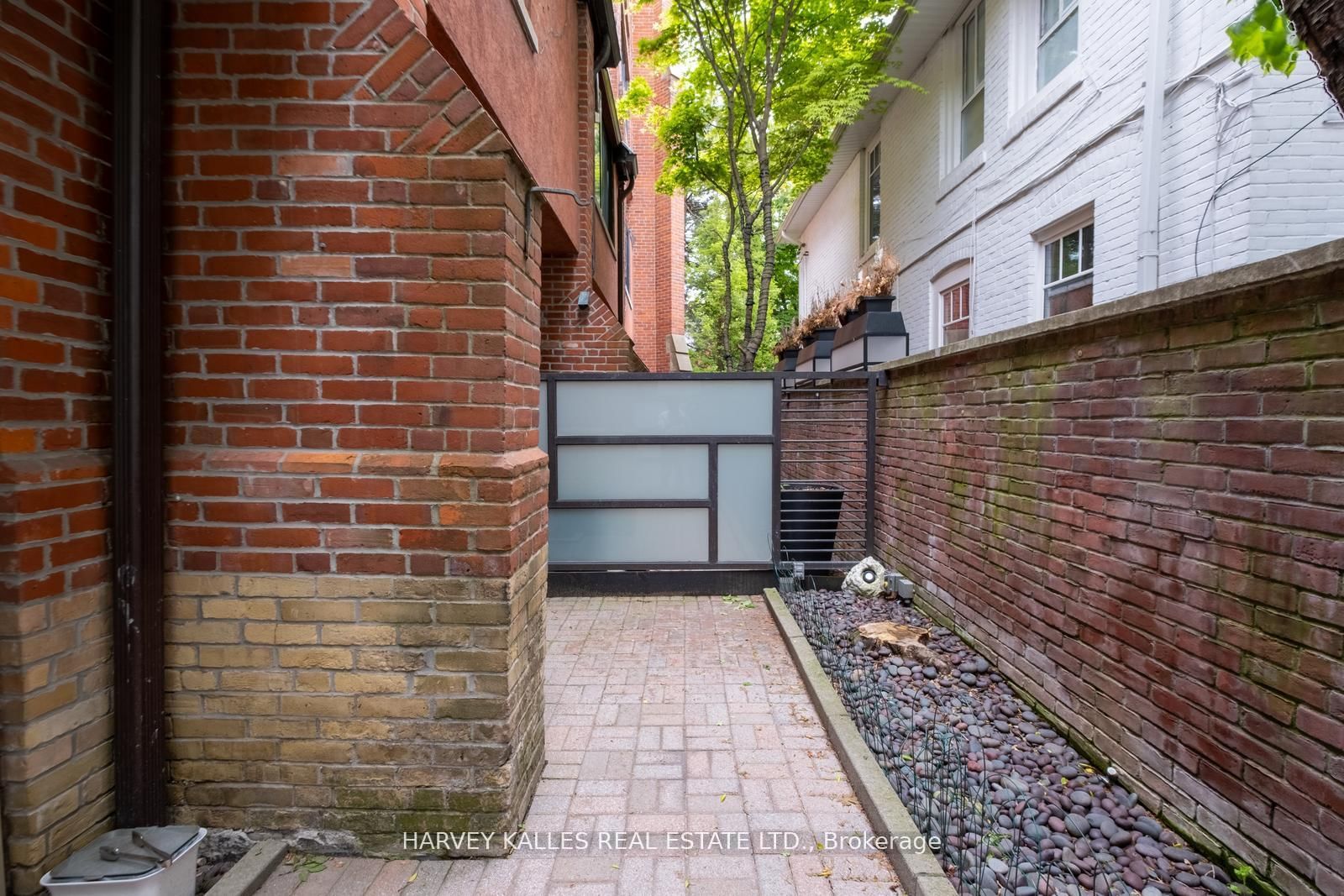 12 Macpherson Avenue, Unit 3 - Photo 32