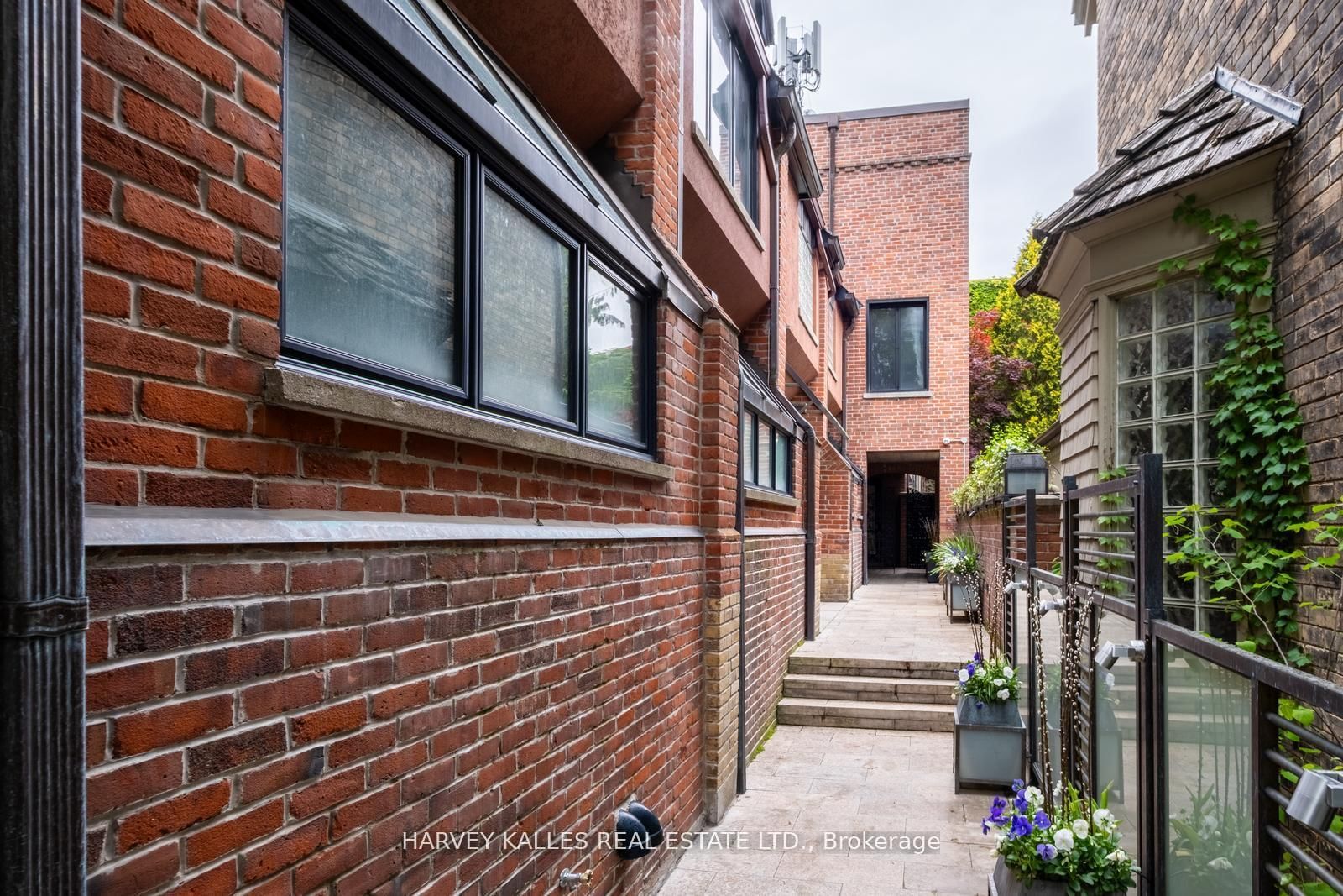 12 Macpherson Avenue, Unit 3 - Photo 33