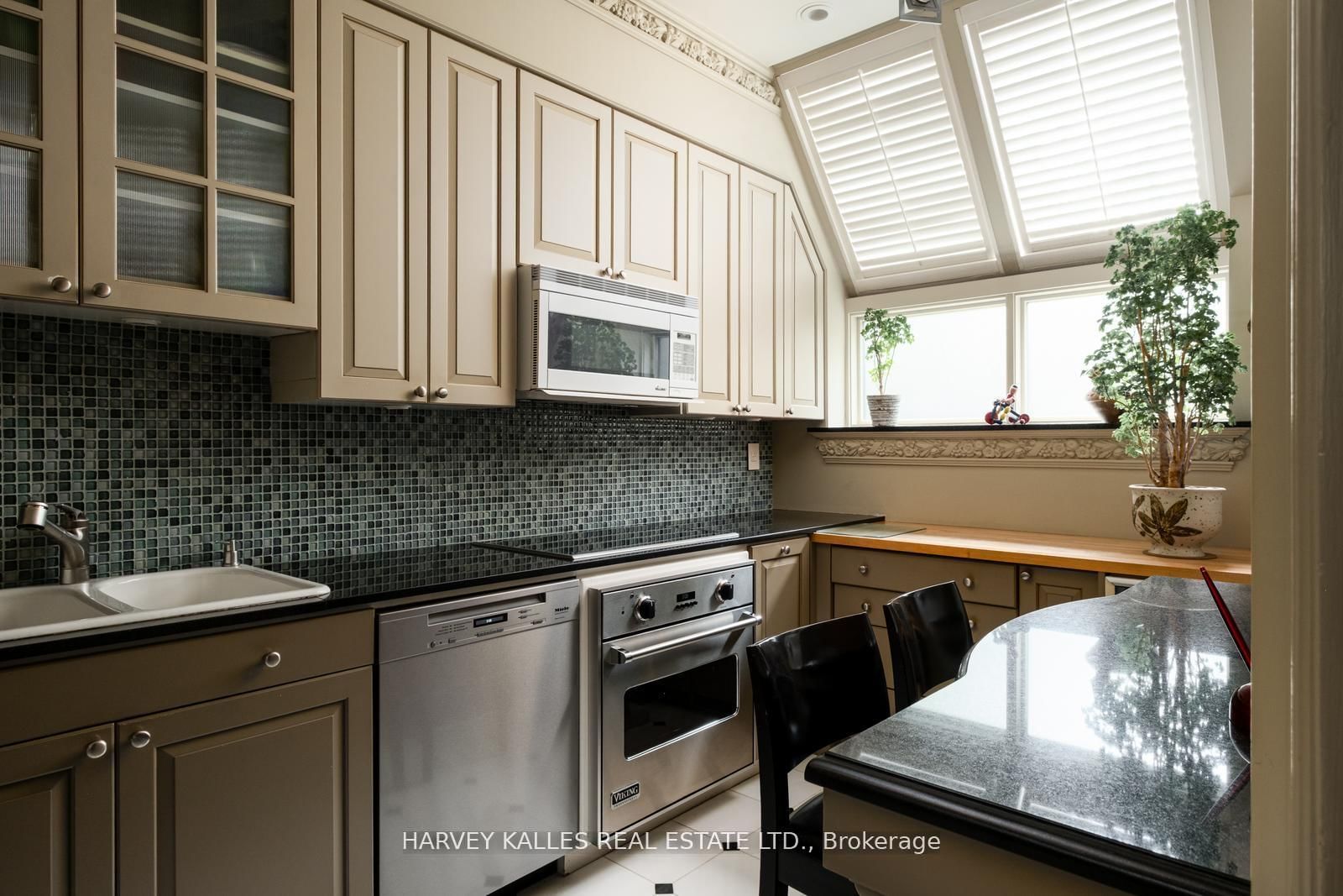 12 Macpherson Avenue, Unit 3 - Photo 9