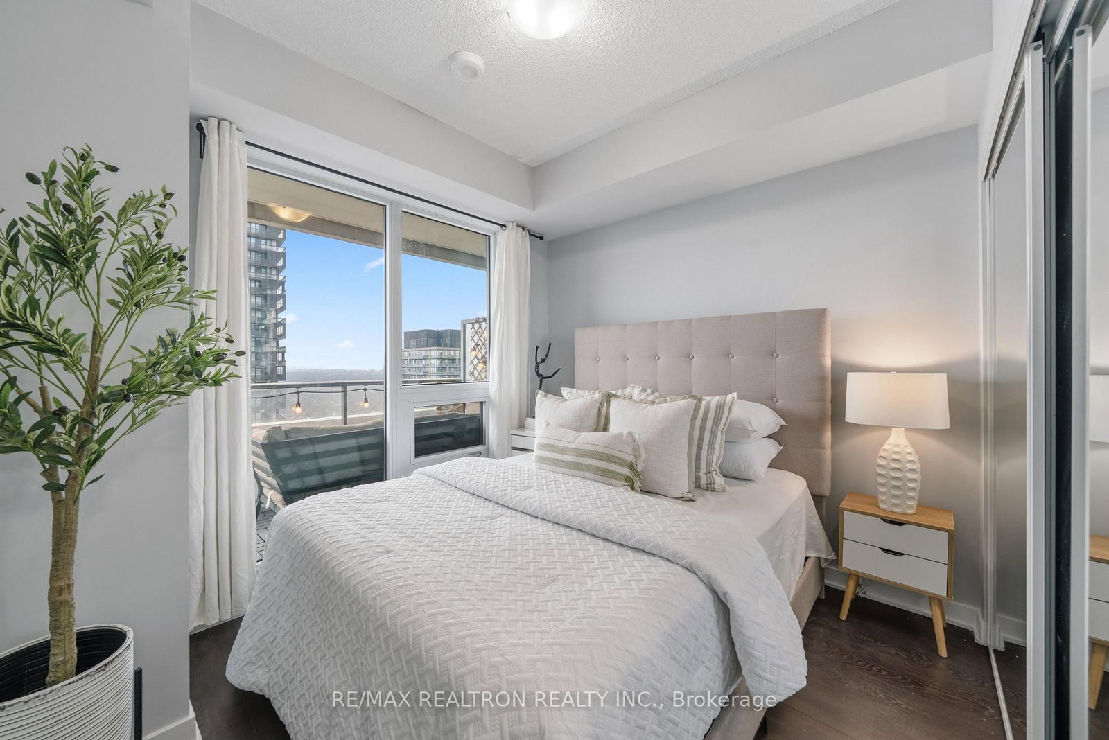 Condo for sale at 4710-2221 Yonge Street, Toronto, Ontario, M4S 2B4 - Mount Pleasant West - MLS: C12993456