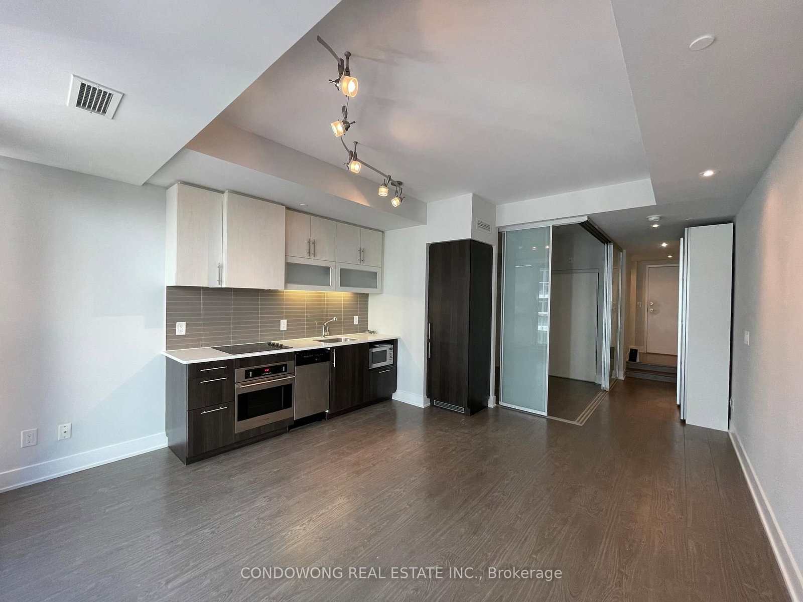 508 Wellington Street W, Unit 409 - Photo 4