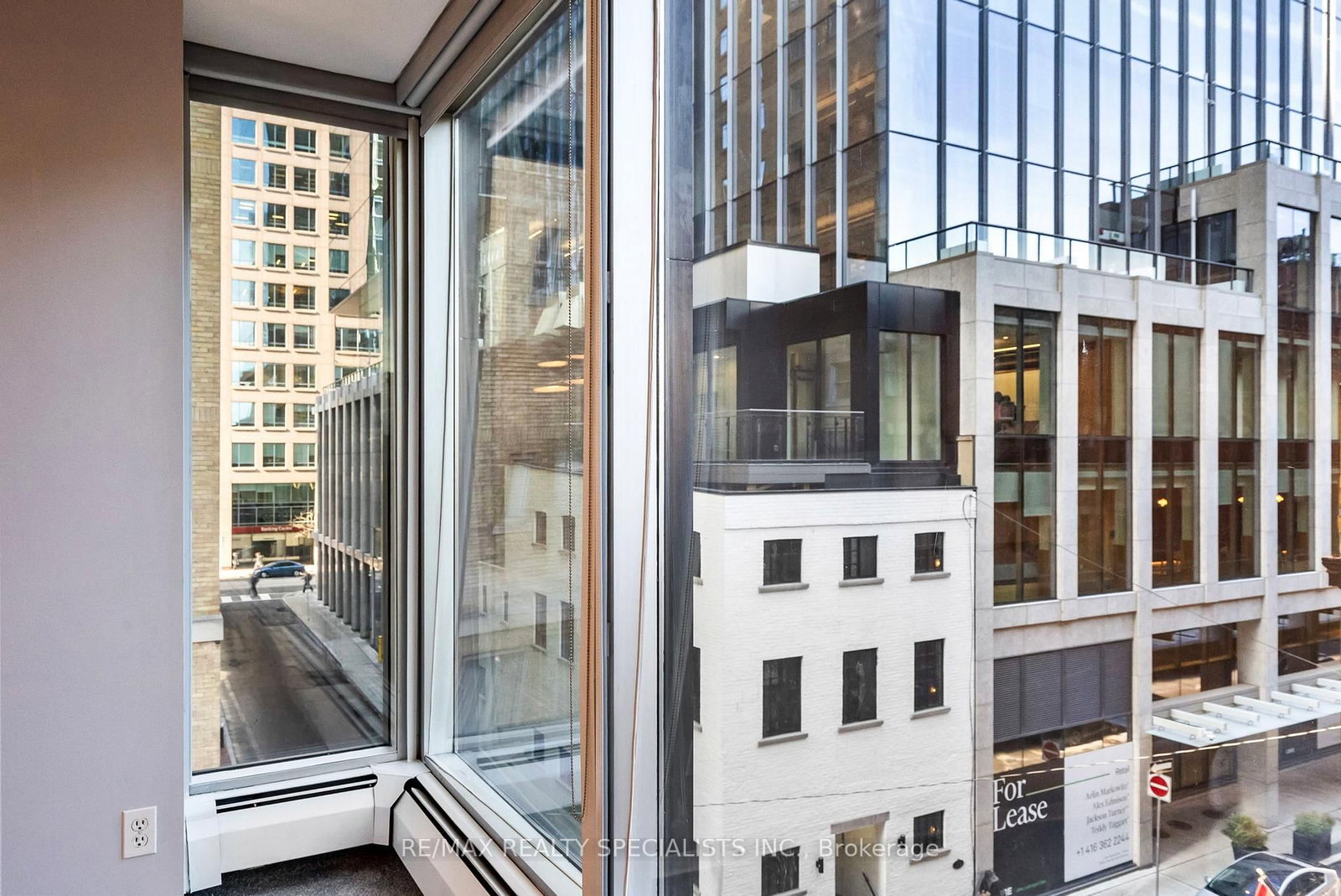 30 Wellington Street E, Unit 404 - Photo 32