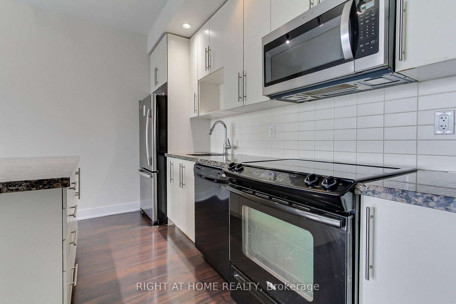 28 Linden Street • #1405 • Toronto, ON photo 18