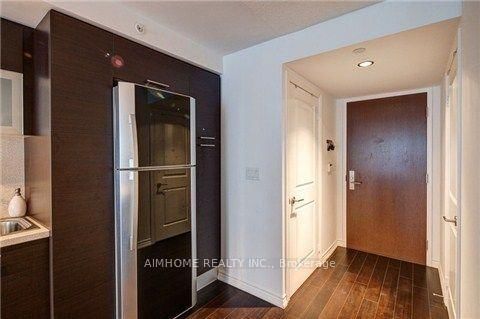 1405 - 386 Yonge Street