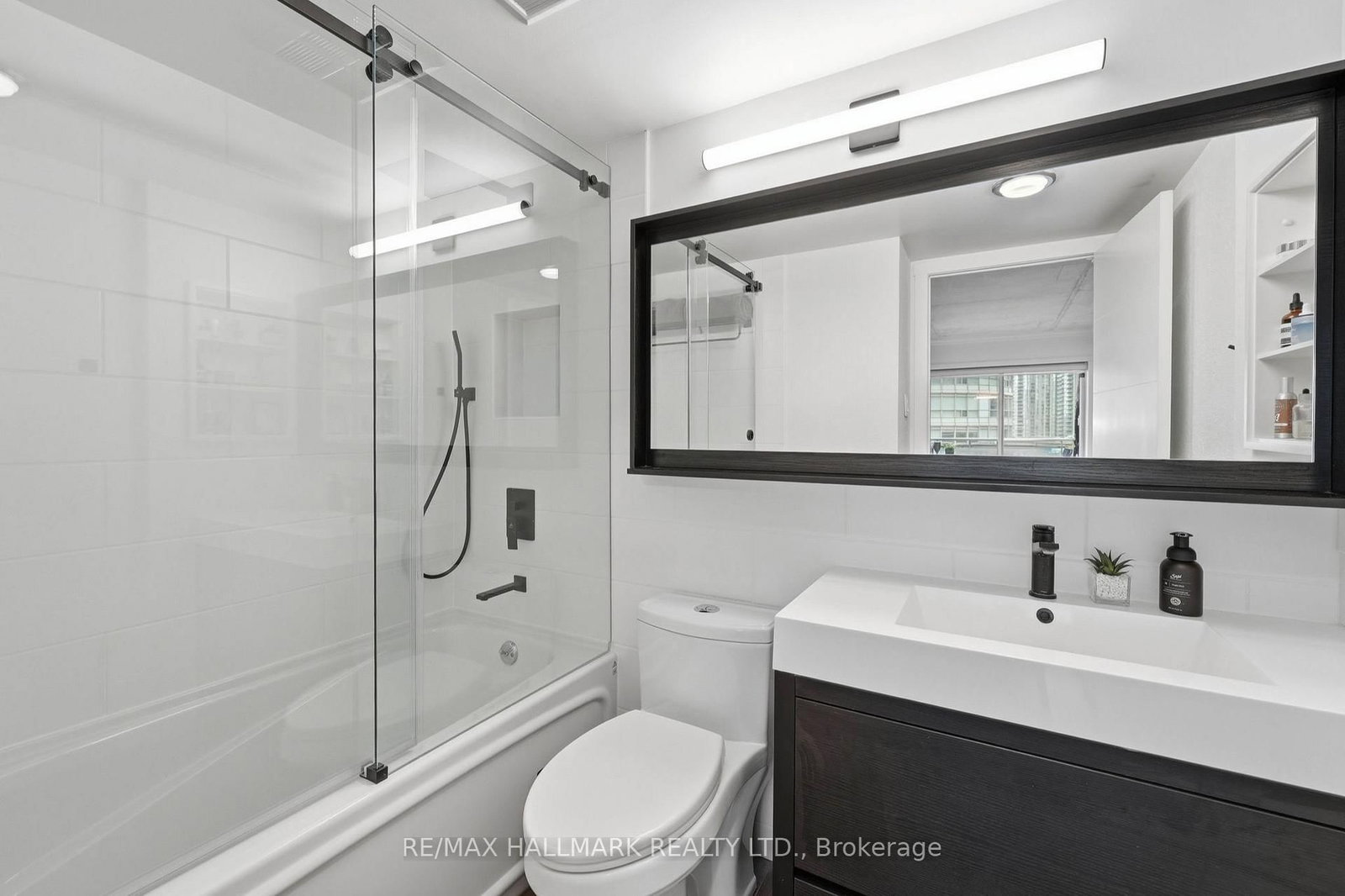 Condo for sale at 705-600 Queens Quay, Toronto, Ontario, M5V 3M3 - Waterfront Communities C1 - MLS: C12994352