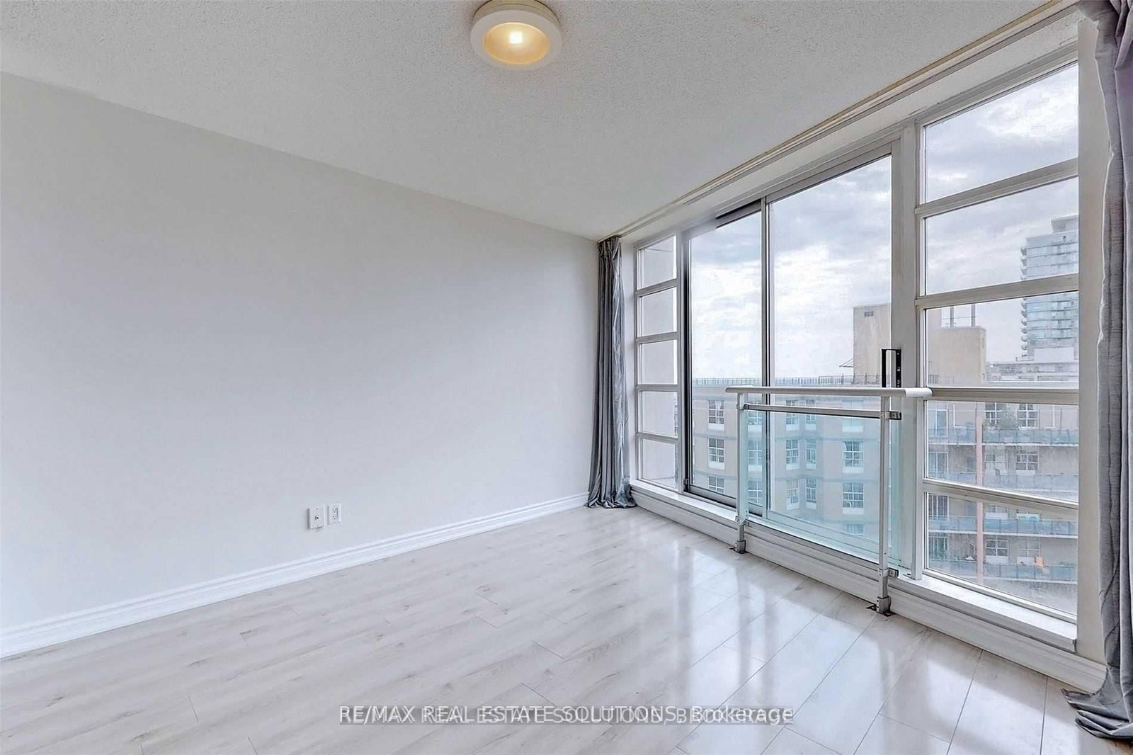 650 Queens Quay W, Unit 1119 - Photo 4