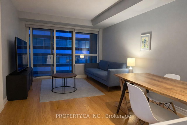 915 - 270 Wellington Street W