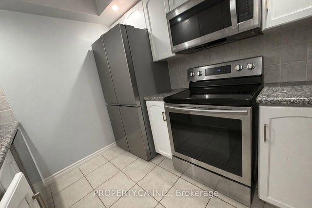 915 - 270 Wellington Street W