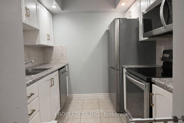 915 - 270 Wellington Street W