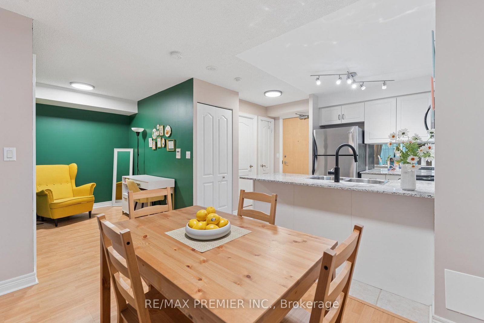 Condo for sale at 307-212 Eglinton Avenue, Toronto, Ontario, M4P 0A3 - Mount Pleasant West - MLS: C12995614