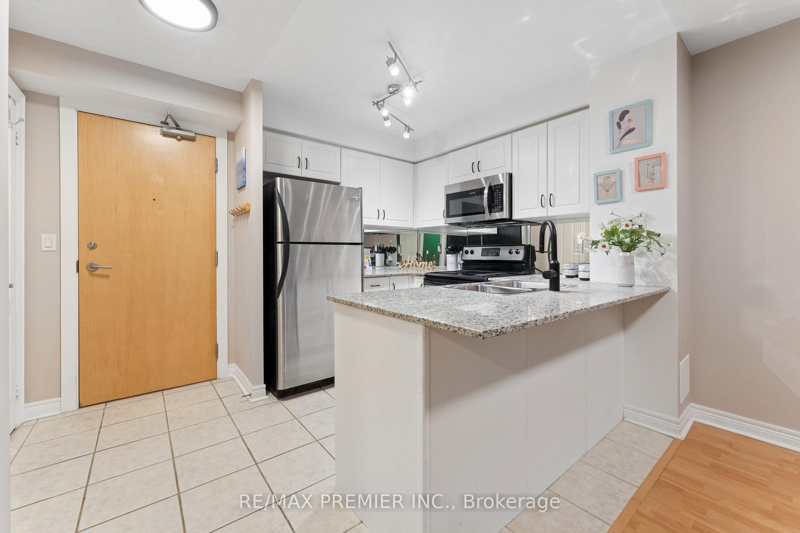 Condo for sale at 307-212 Eglinton Avenue, Toronto, Ontario, M4P 0A3 - Mount Pleasant West - MLS: C12995614