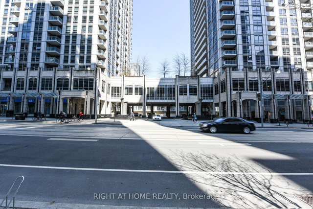 2712 - 761 Bay Street