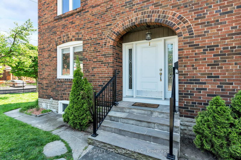290 Westmount Ave, Toronto, M6E 3N1 | Image 2