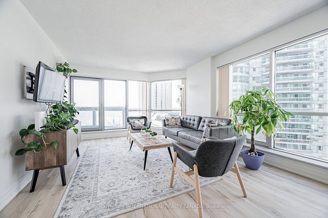 1012 - 10 Yonge Street