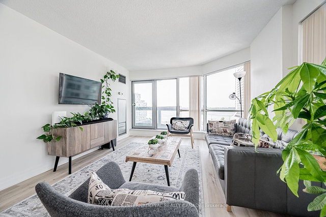 1012 - 10 Yonge Street