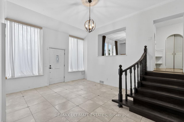 124 Lawrence Avenue E