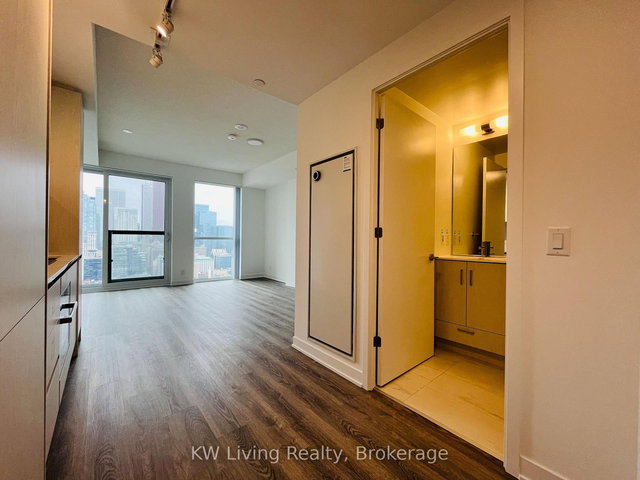 3911 - 180 Front Street E