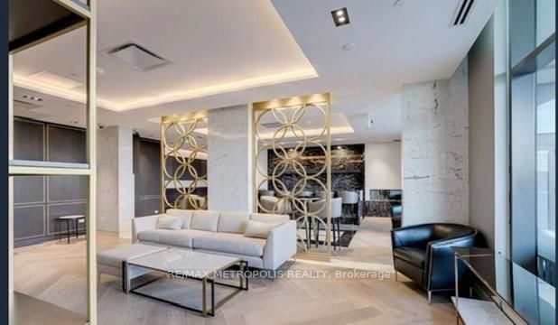 917 - 330 Richmond Street W