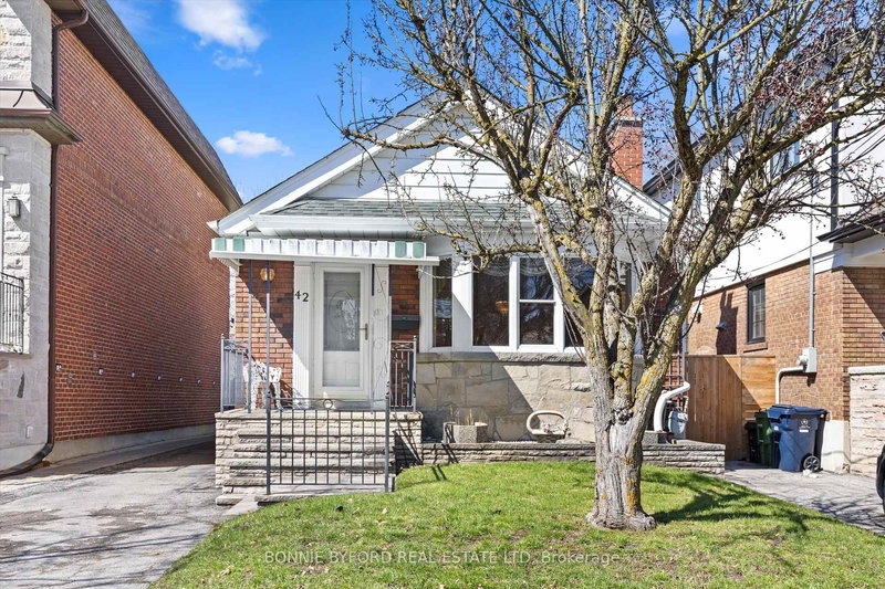 42 Parklea Dr, Toronto, M4G 2J6 | Image 3