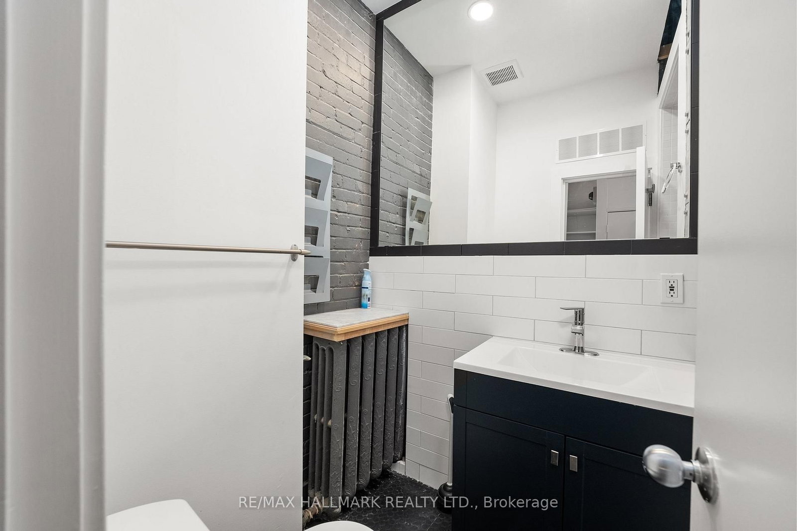 535 Queen Street E, Unit 5 - Photo 24