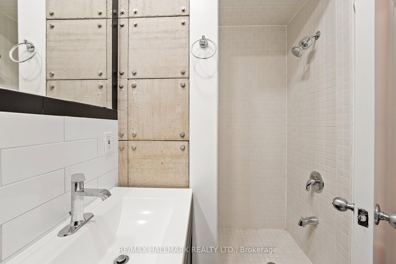 535 Queen Street E, Unit 5 - Photo 25