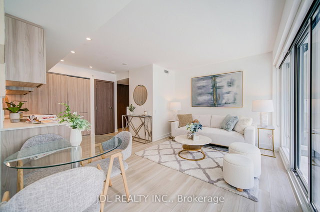 902 - 17 Bathurst Street