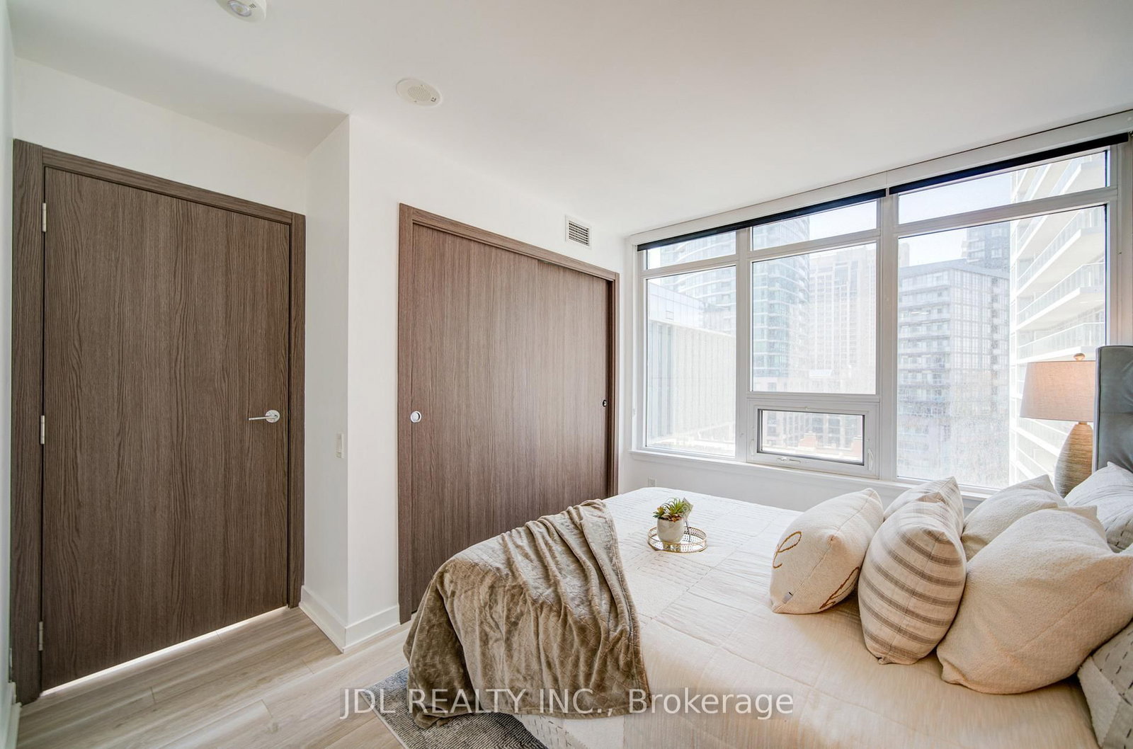 Condo for sale at 902-17 Bathurst Street, Toronto, Ontario, M5V 0N1 - Waterfront Communities C1 - MLS: C12998174