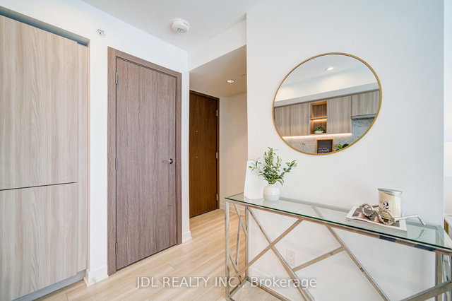 902 - 17 Bathurst Street