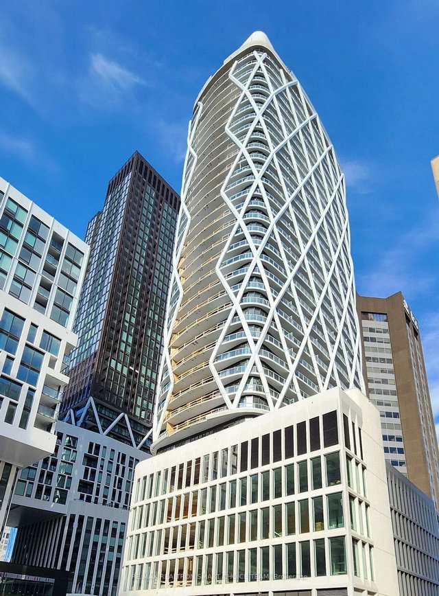 1816 - 230 Simcoe Street