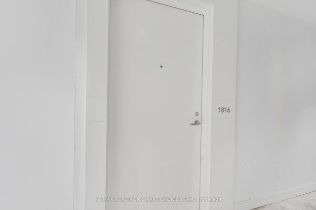 1816 - 230 Simcoe Street