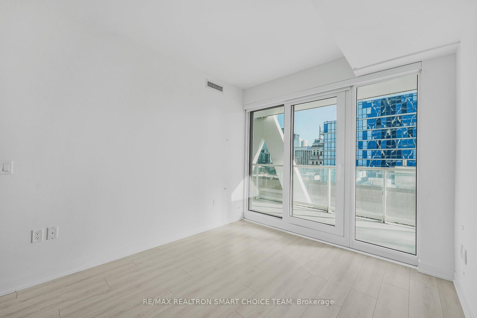 230 Simcoe Street, Unit 1816 - Photo 8