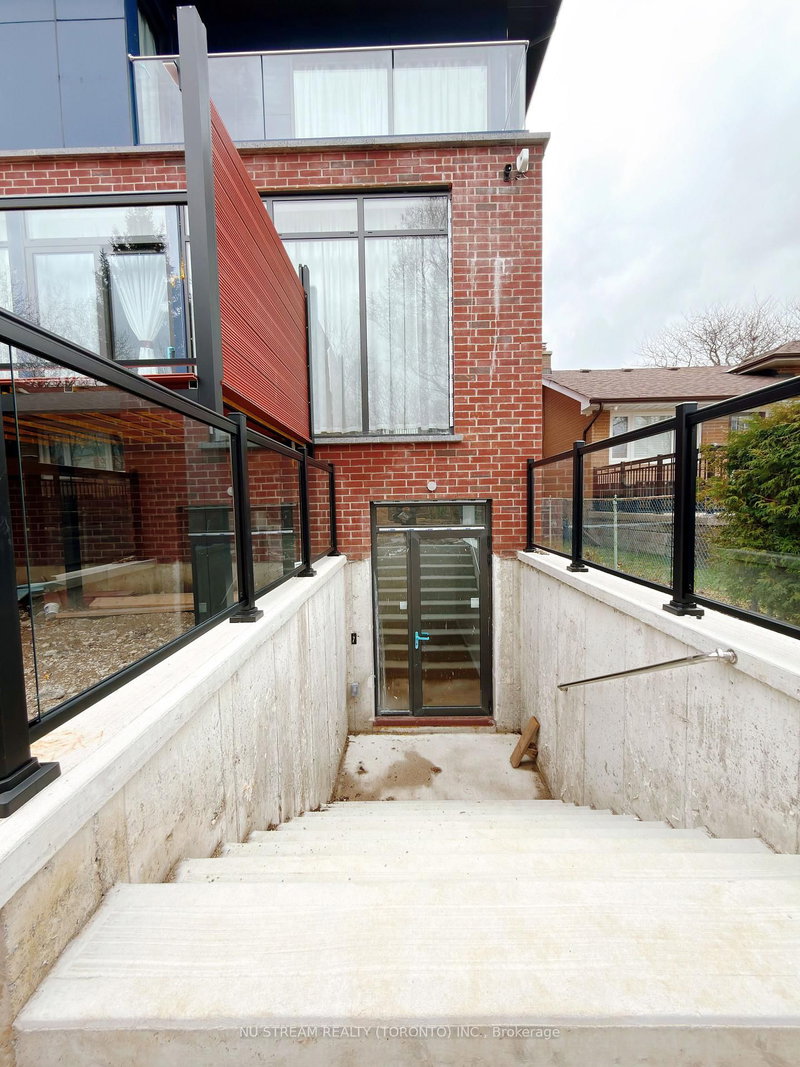 17 Cavotti Cres, Toronto, M3H 4V2 | Image 2