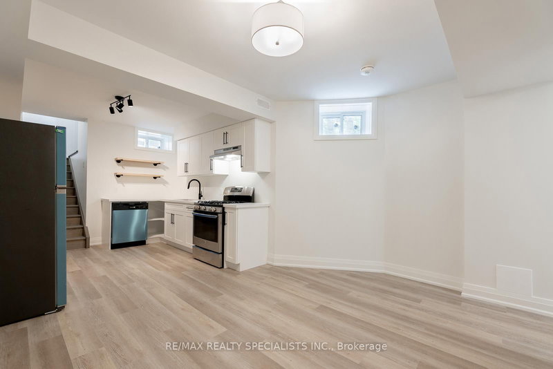 home for lease on Unit 1-82 Marchmount Road