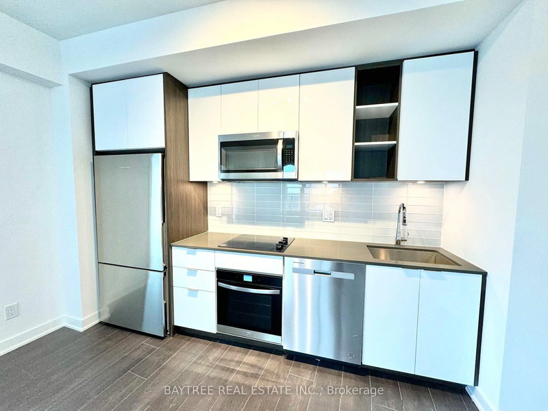 home for lease on 641-543 Richmond Street W