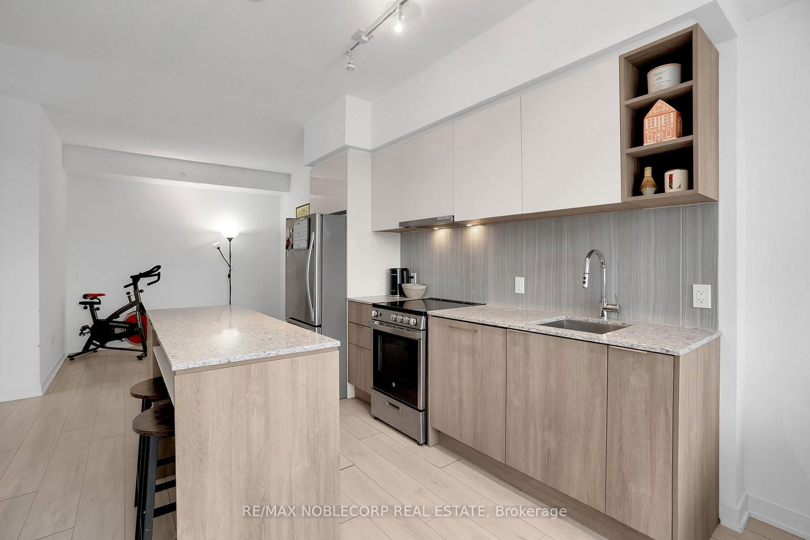 31 Tippett Road, Unit 923 - Photo 14