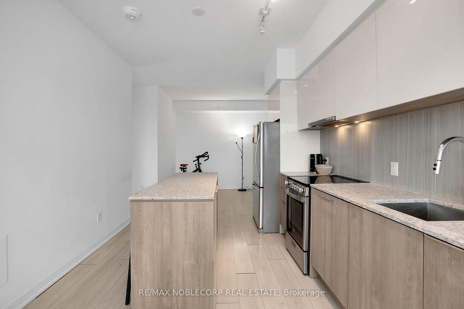 31 Tippett Road, Unit 923 - Photo 15