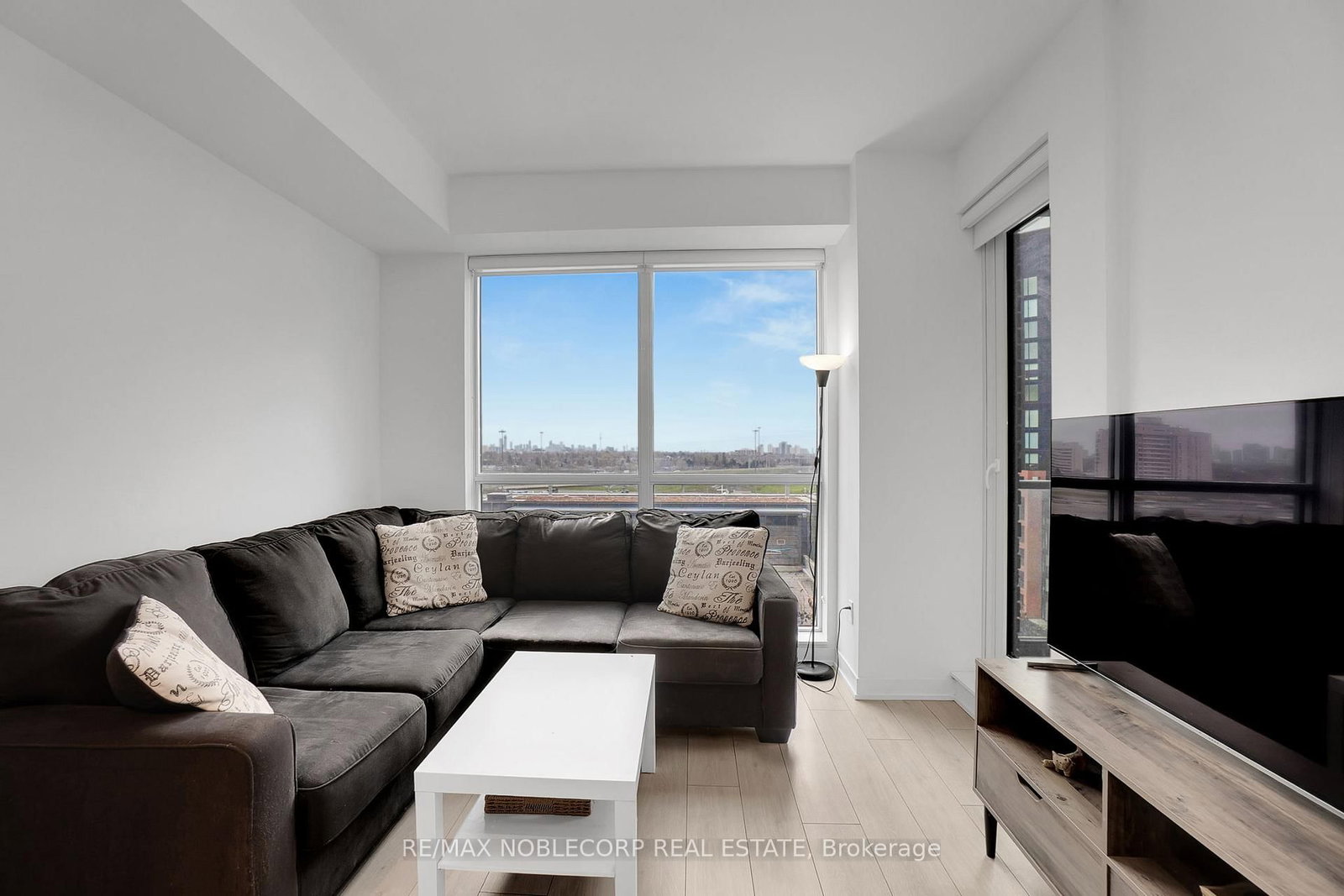 31 Tippett Road, Unit 923 - Photo 18